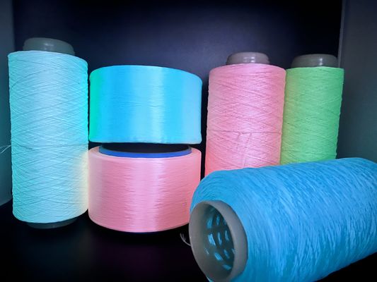 qualité  Heat Resistant Luminous Yarn Glow Yarn Knitting 30 Minutes Charge usine