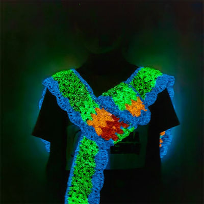 Lumière dans la broderie fil noir fil de tricot lumineux fil de polyester fil de tissage lumineux
