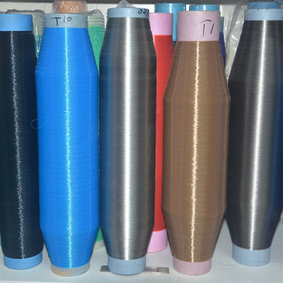 Fabrication à partir de fibres noires de fibres PBT à base de polymère naturel