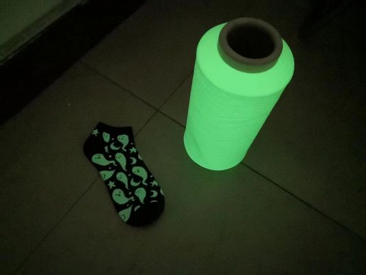 Lumière dans la broderie fil noir fil de tricot lumineux fil de polyester fil de tissage lumineux